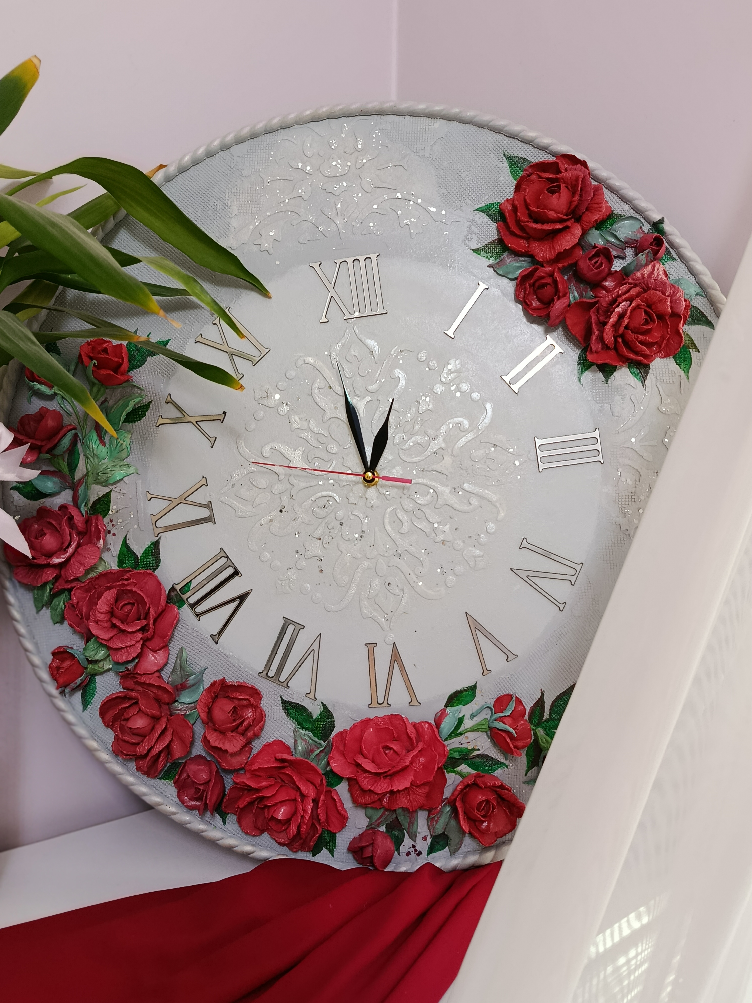 ساعت دیواری طوسی گل قرمز