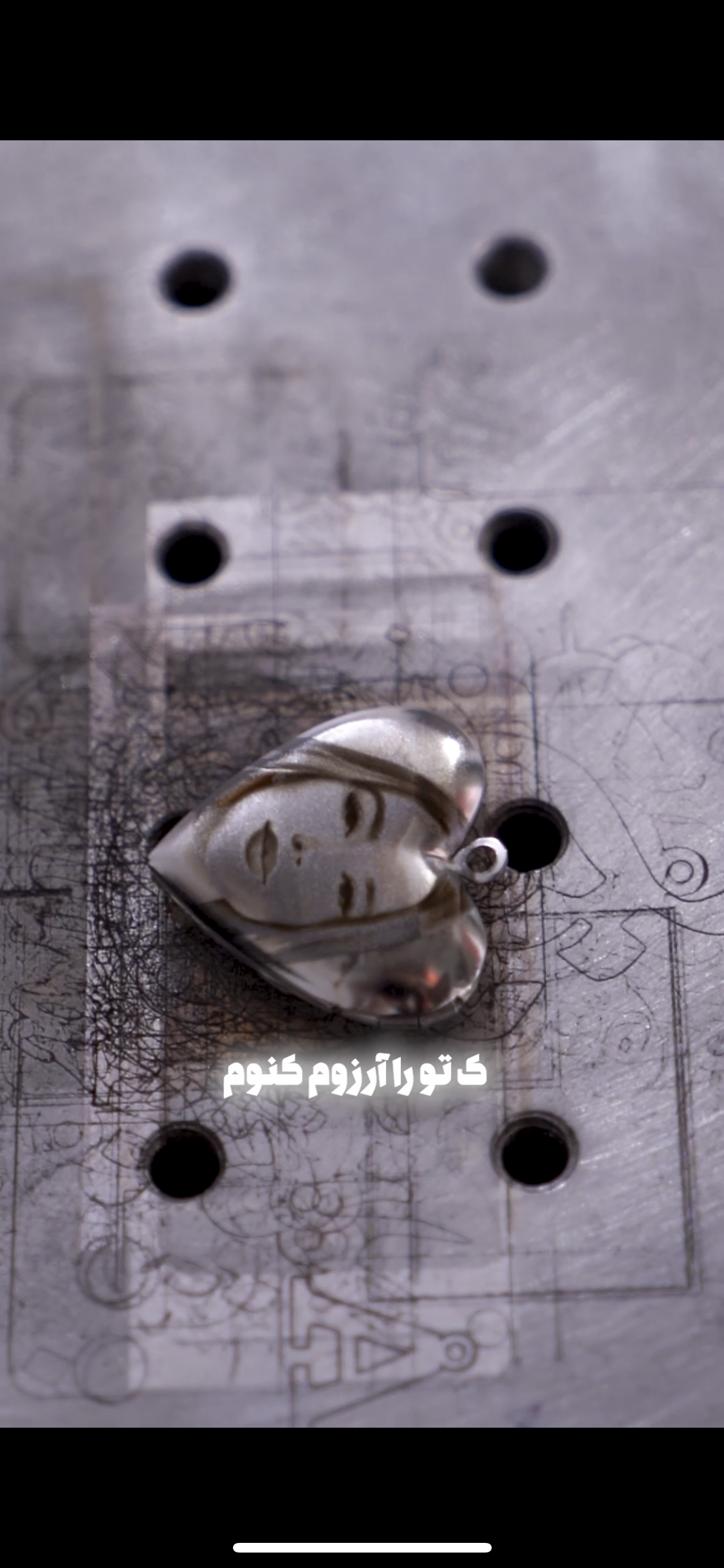 حک چهره و چشم روی پلاک