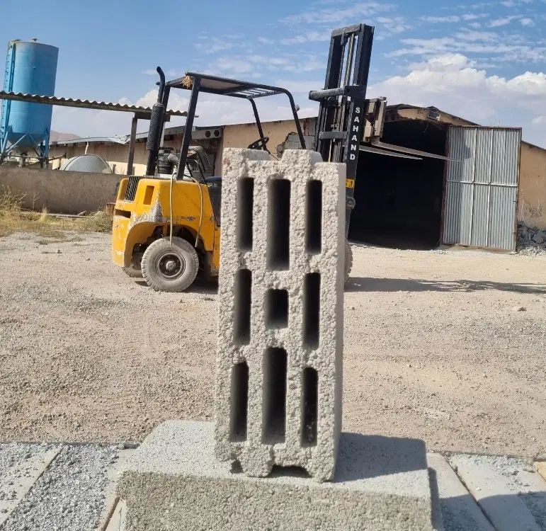 کارگر بلوک زنی دستگاه زن