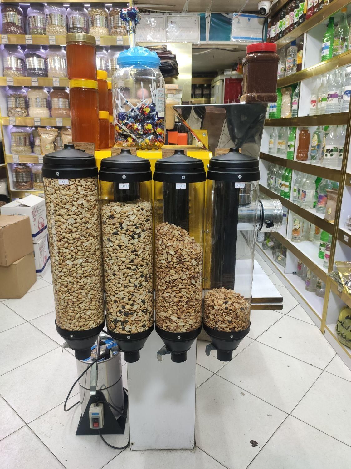 کره بادام زمینی در حضور مشتری
