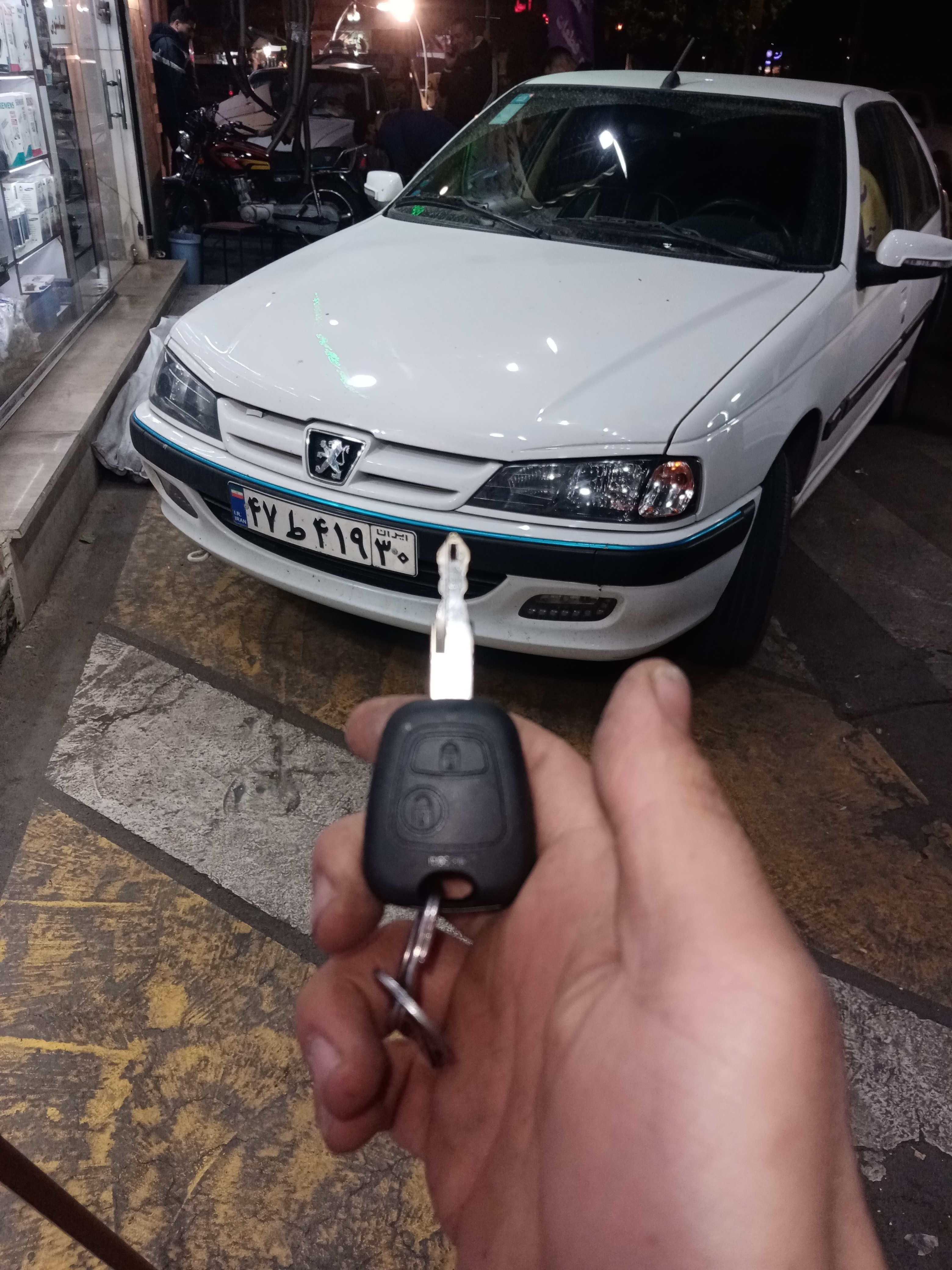 ساخت سوئیچ یدک ریموت دار برای خودرو پژو پارسELXمدل1403 در پاکدشت