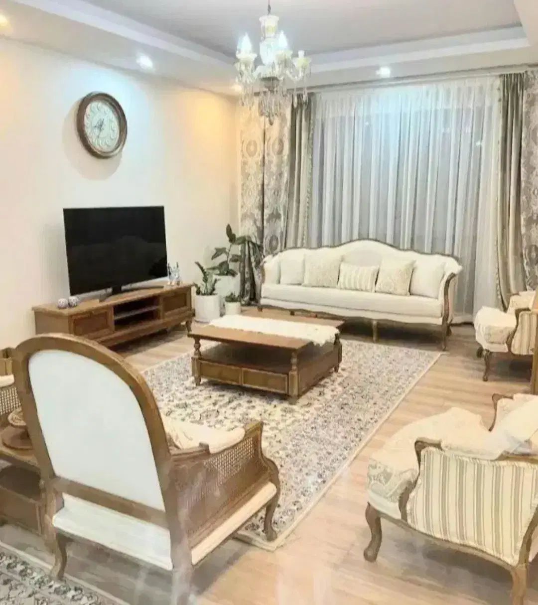 کارشناس فروش نیوشا برهان