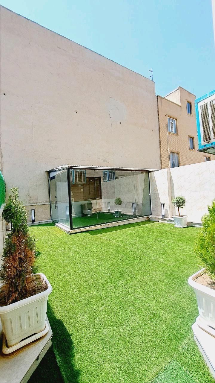کارشناس فروش نیوشا برهان