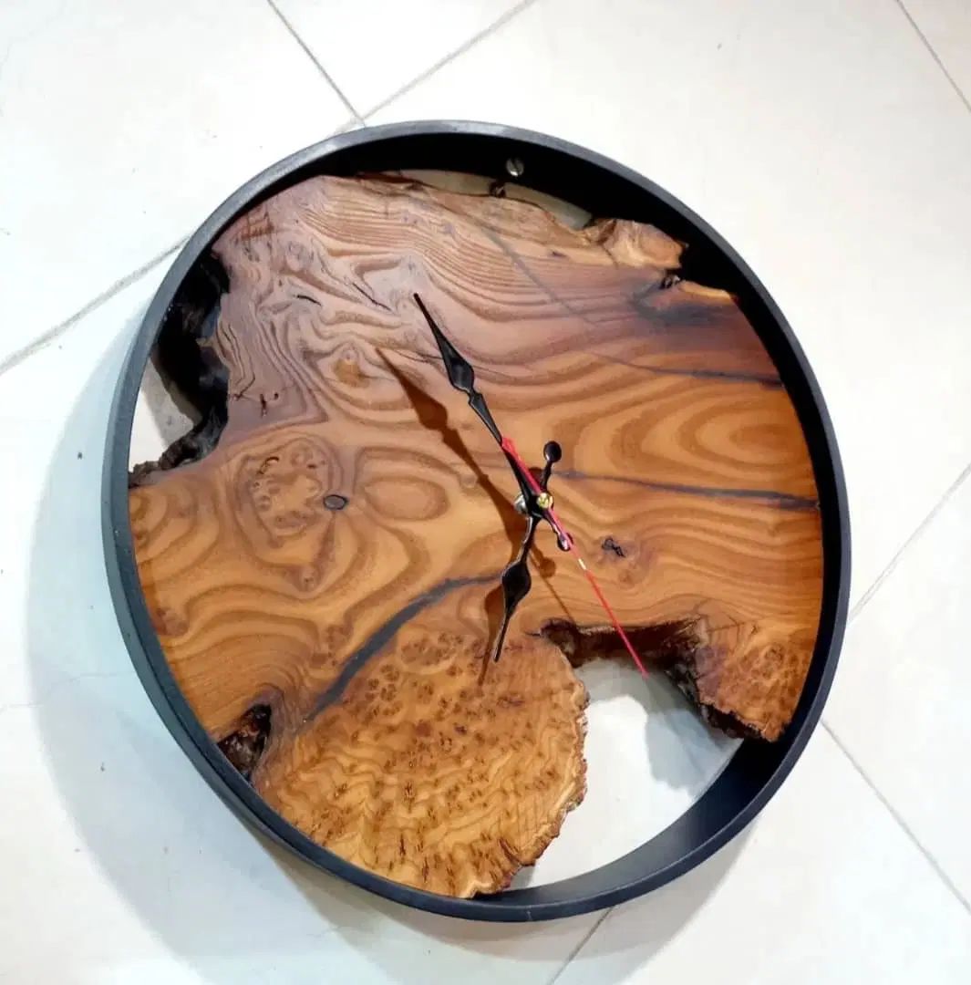 ساعت دیواری کلاسیک طرح چوب عمده و تکی