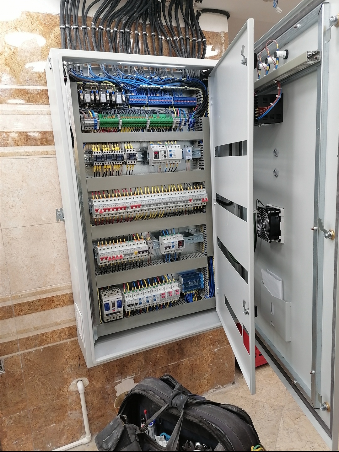 مرحله هفتم: شاهکار سیمکشی داخلی و تجهیزات مینیاتوری
