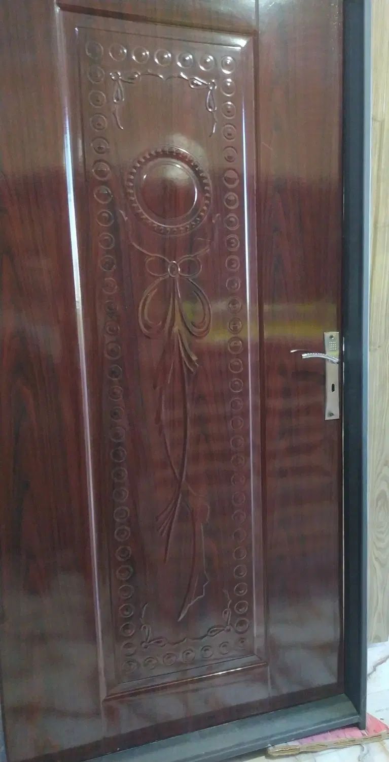 درب اتاقی با چهار چوب