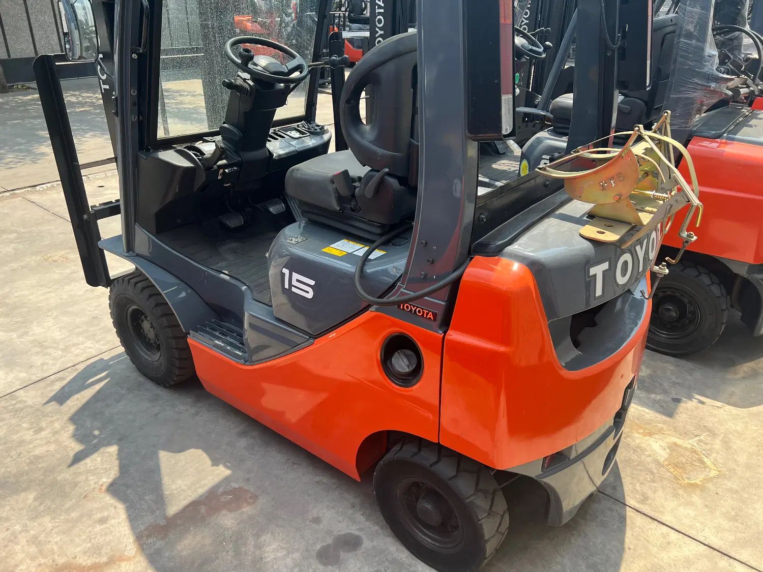 لیفتراک ۱.۵ تن تویوتا مدل ۲۰۱۷ دوگانه سوز در حد