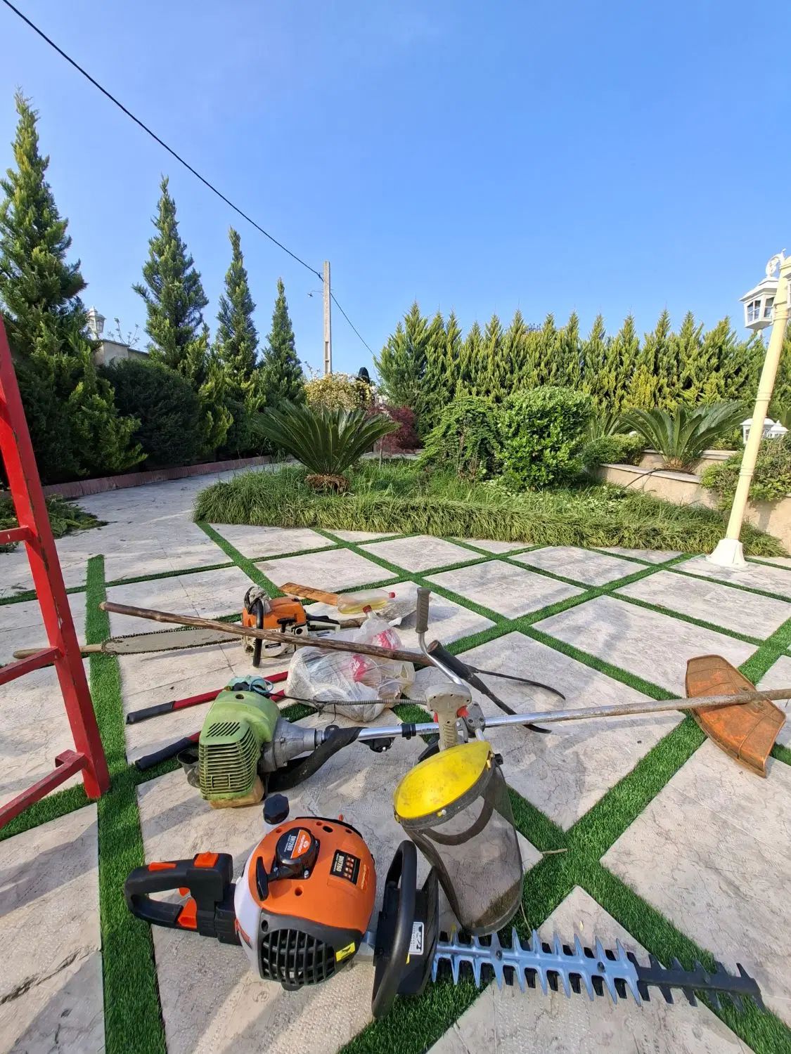 علف زدن باغ و باغچه هرس برش درخت و گل