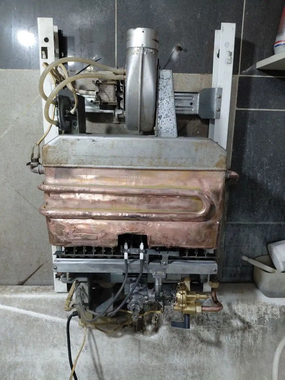 آبگرمکن دیواری بوتان کارکرده