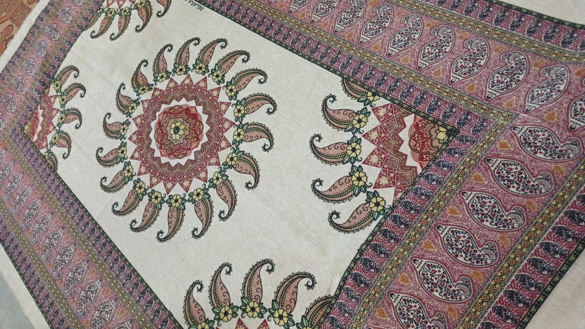 رومیزی مخمل شانل چاپی در اق قلا