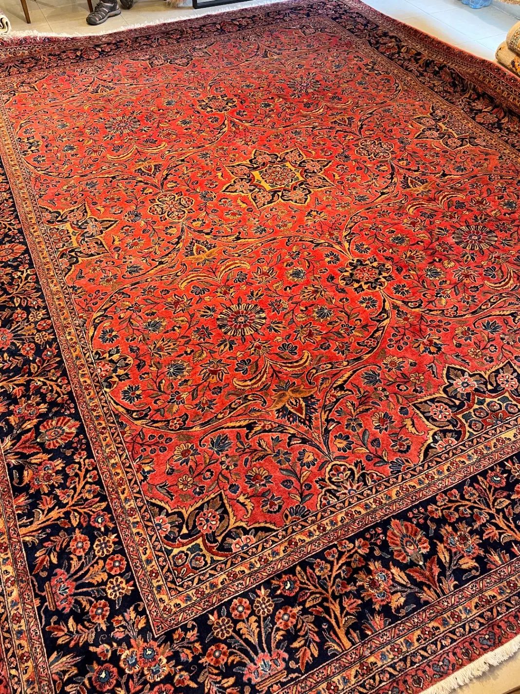آنتیک ساروق گلدار رنگ دوغی حاشیه سرمه ای