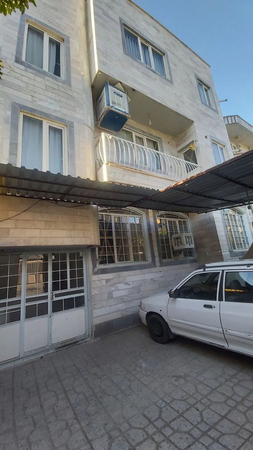 مشاور املاک کاخ نشین