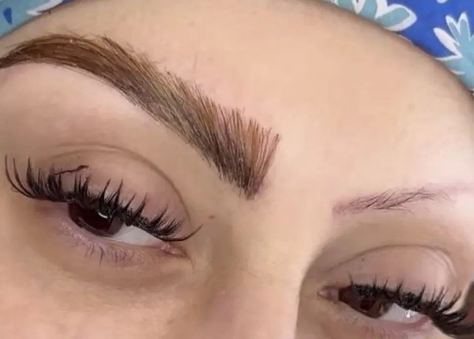 کاشت و اکستنشن ابرو با مو طبیعی