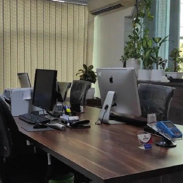 کارشناس فروش تلفنی خانم در محیطی امن