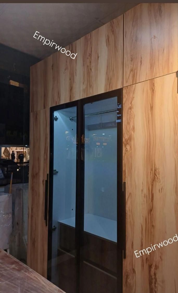 کمد درب شیشه ای