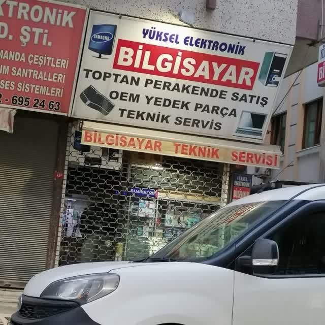 همکار و کار آموز خانم در خدمات کامپیوتری وموبایل
