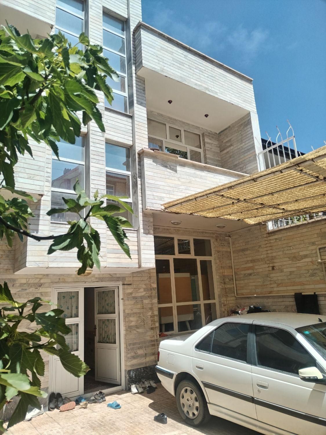 حیاط ویلایی 160متر دوطبقه سه راه بهشتی