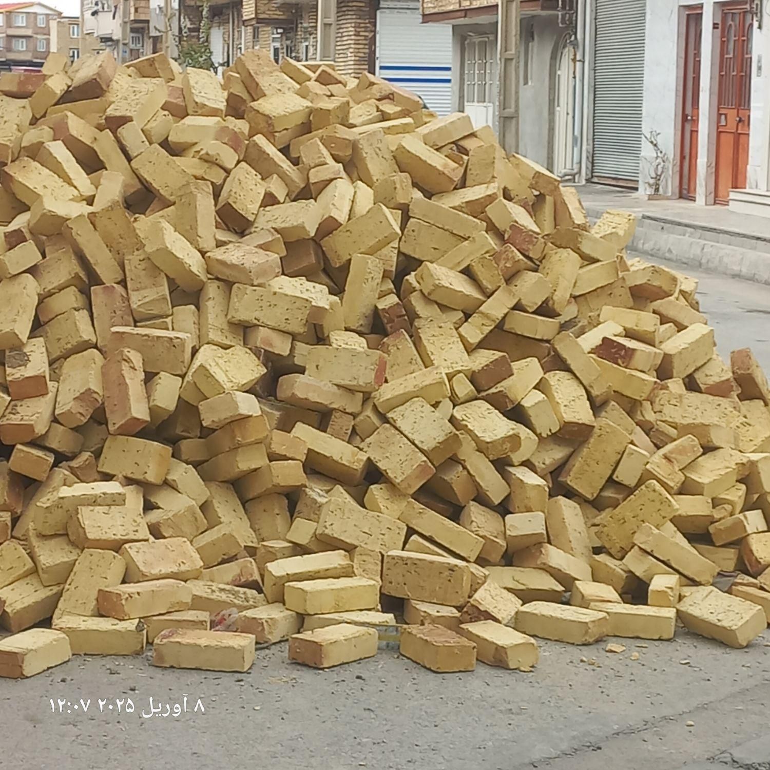 آجر ماسه سنگ شسته و مصالح ساختمانی در دسترس