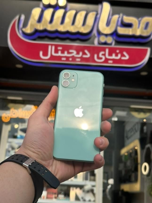 اپل iPhone 11 با حافظهٔ ۱۲۸ گیگابایت