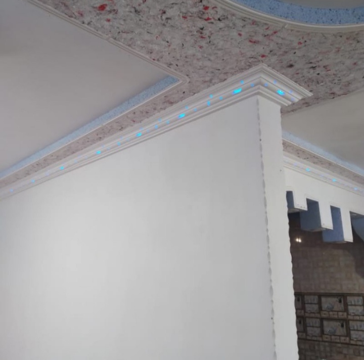 گلویی نور مخفی چسبیده به سقف