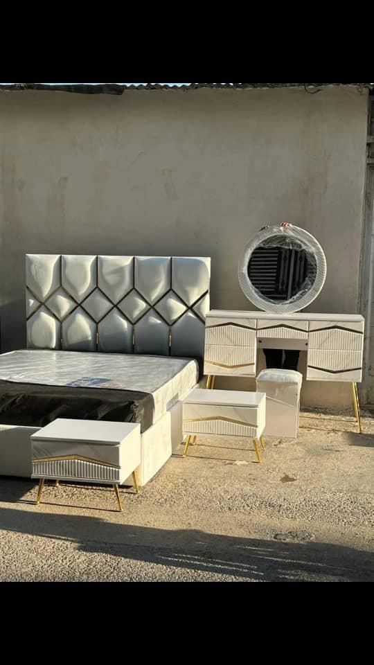 تخت چستر لبخندی