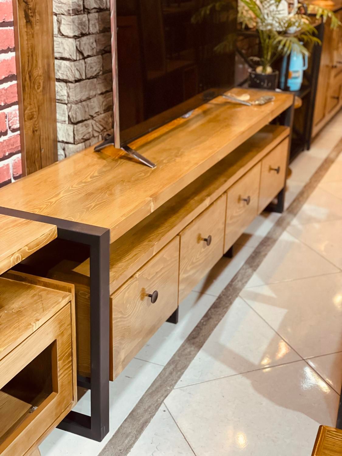 میزتلویزیون ترکیب چوب و فلز