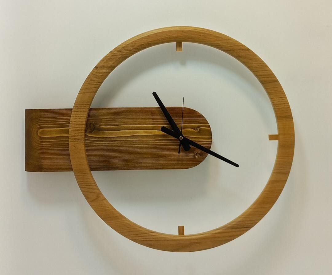 ساعت دیواری چوبی با طراحی خاص