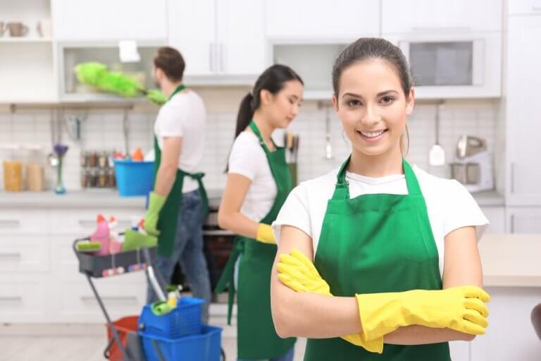 انجام امورات منزل و آشپزی