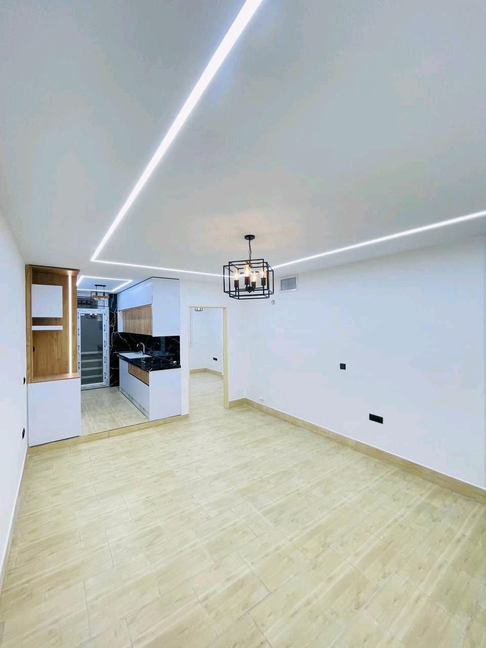 مشاور املاک و مستغلات (سرکار خانم حسنی )