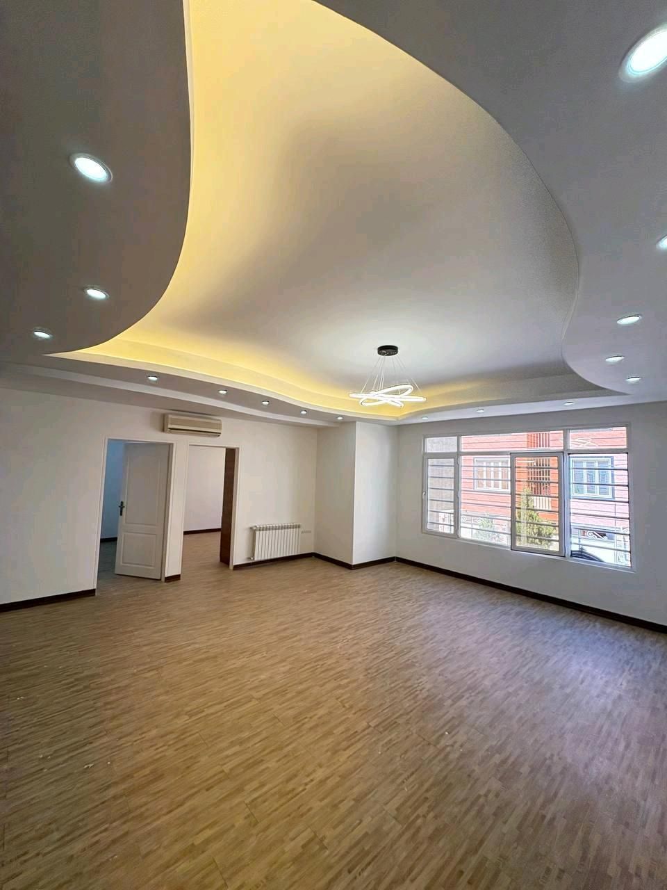 مشاور املاک و مستغلات (سرکار خانم حسنی )