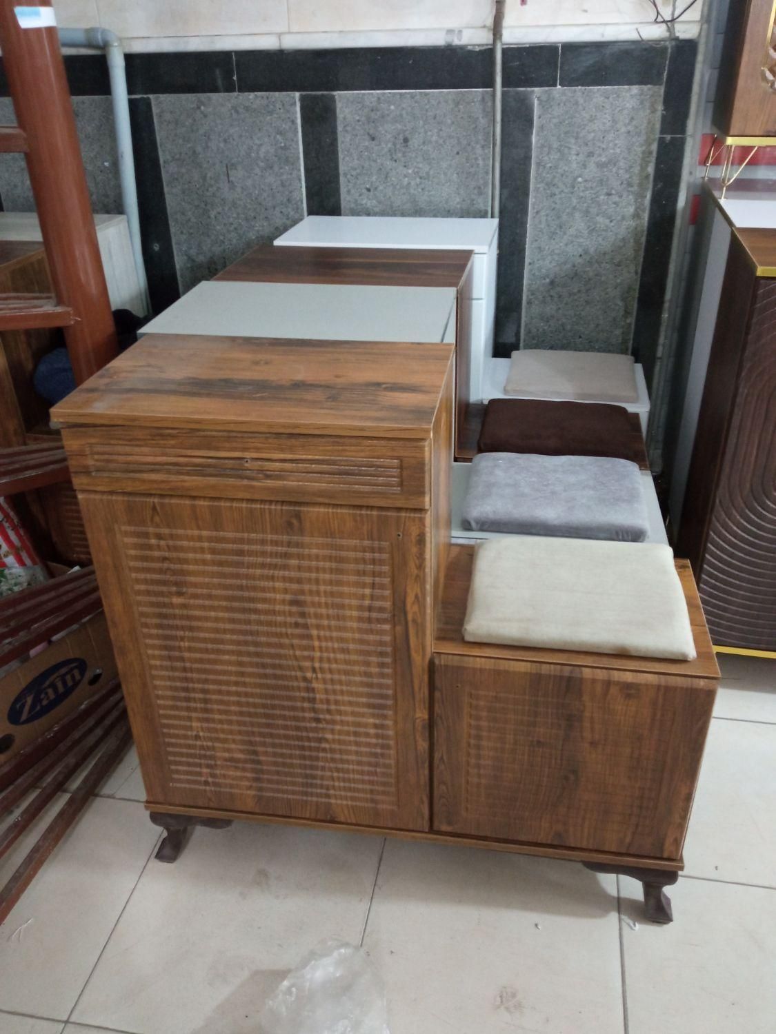 جاکفشی مبلی ،نشیمندار