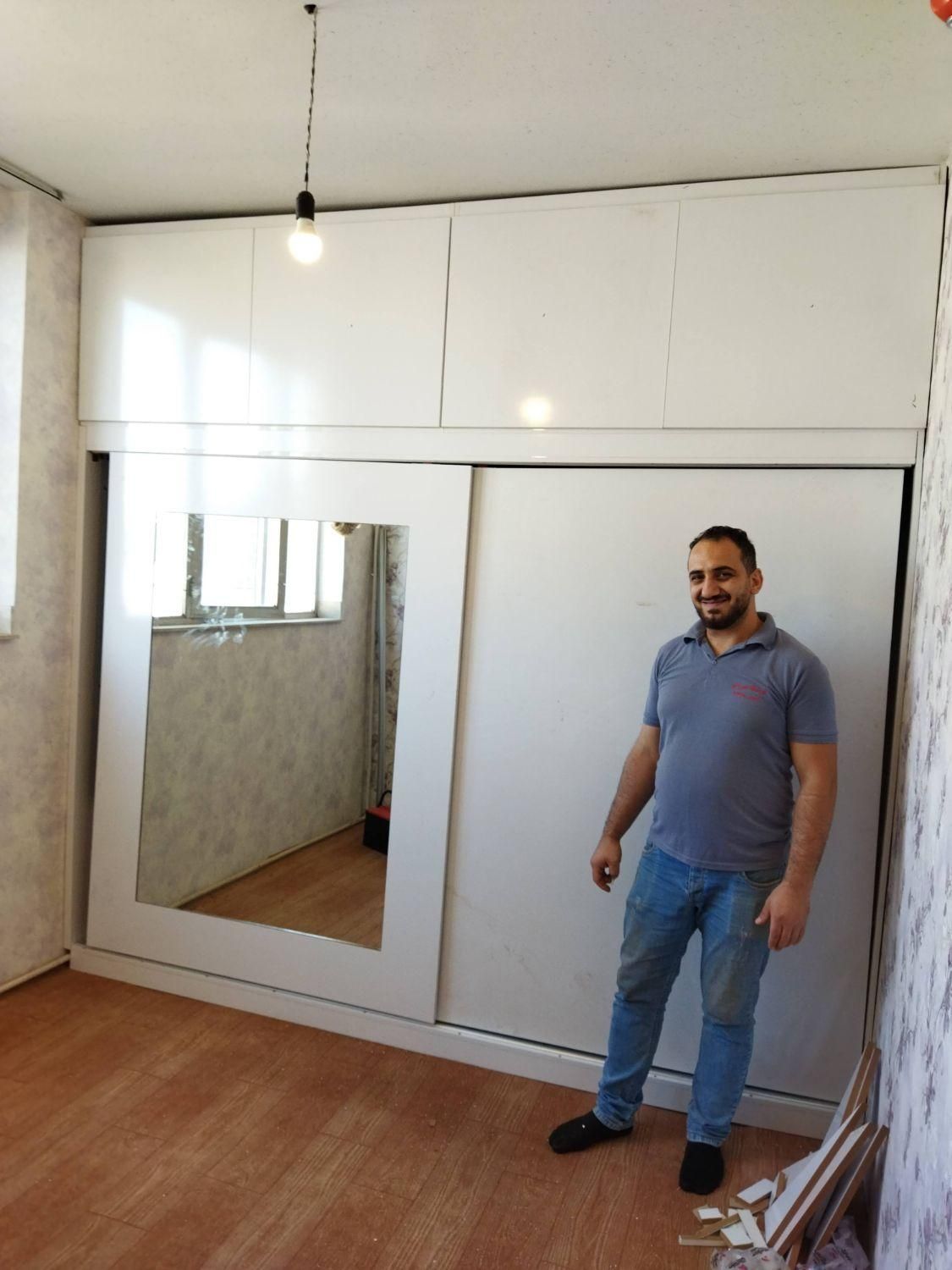 کمددیواری ریلی سفید طرح در آینه کد ۳۲۱