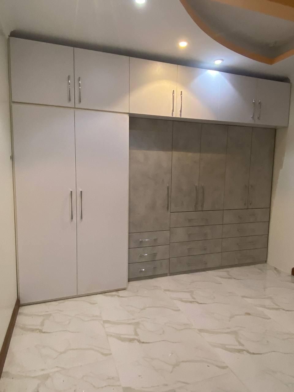 کمددیواری سفید طوسی تمام بدنه کد ۴۲