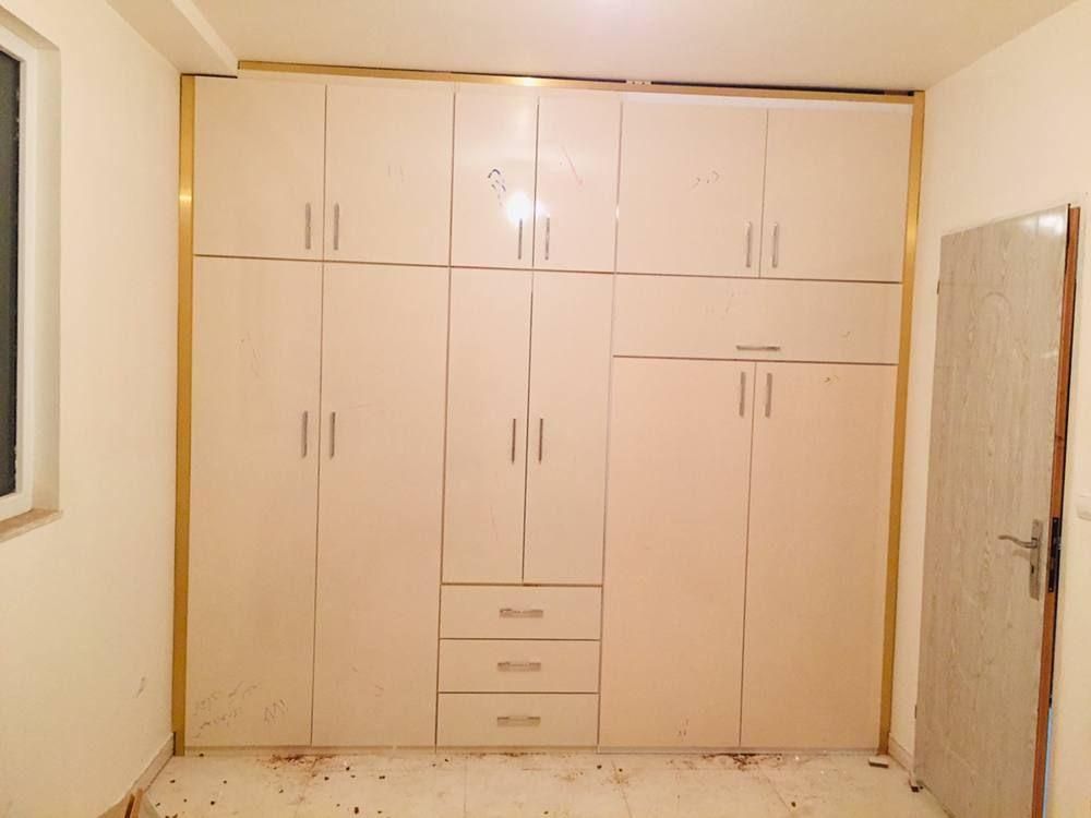 کمددیواری ترکیب کرم و طلایی