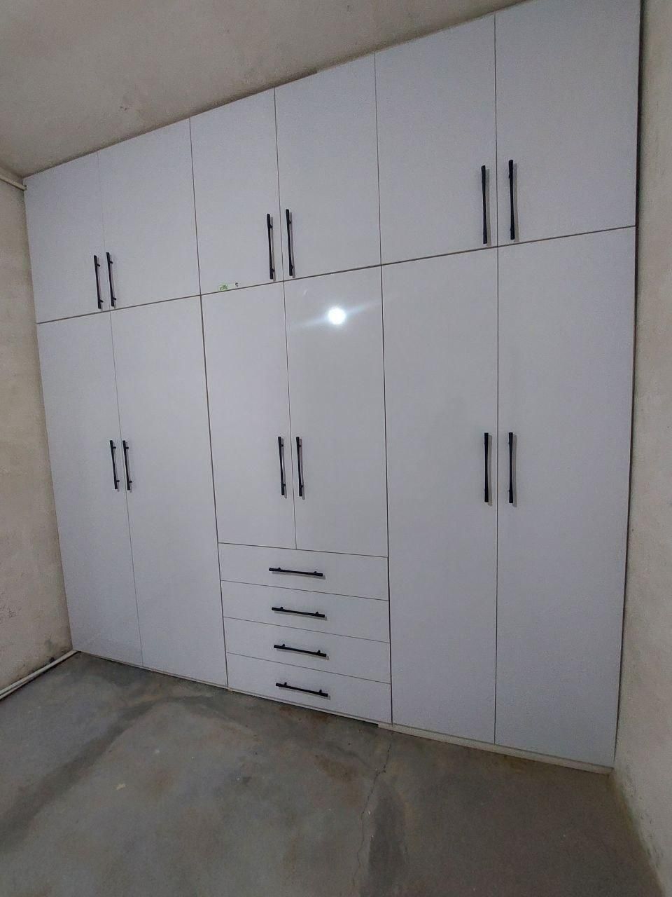 کمددیواری سفید دستگیره مشکی کد صد