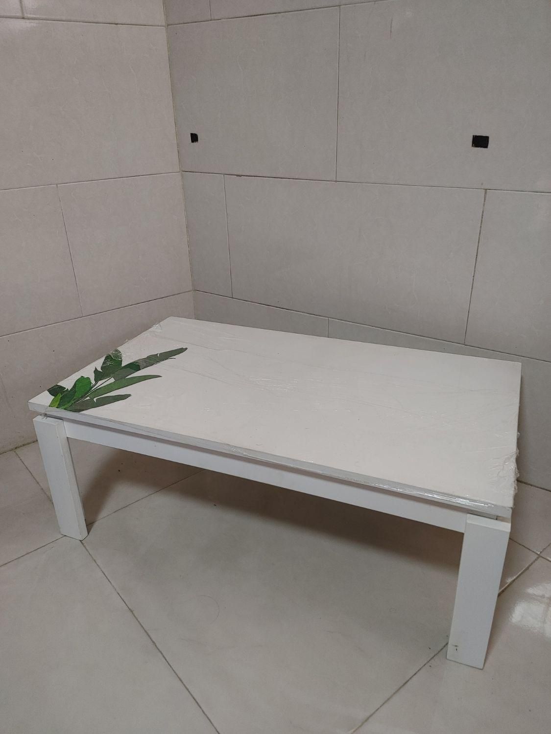 میز تحریر  لپتاپ و مطالعه