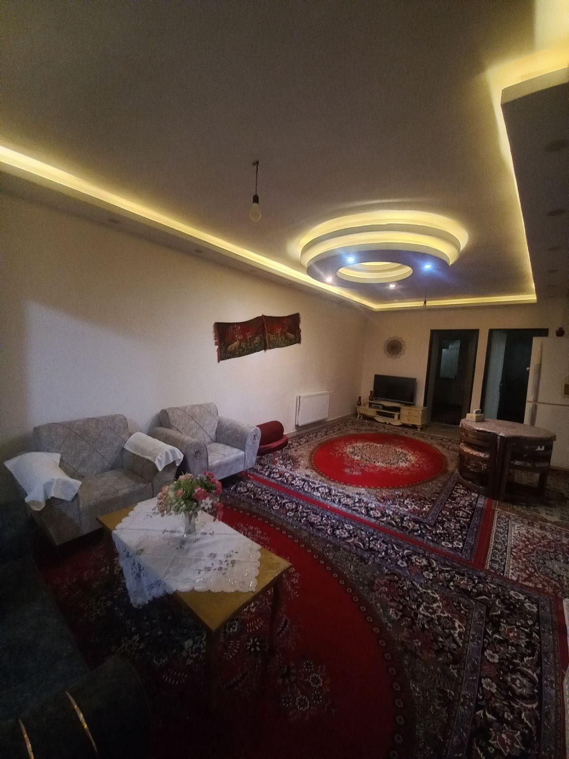 رهن آپارتمان ۹۰ متری ۲ خوابه همکف در حمیدیان