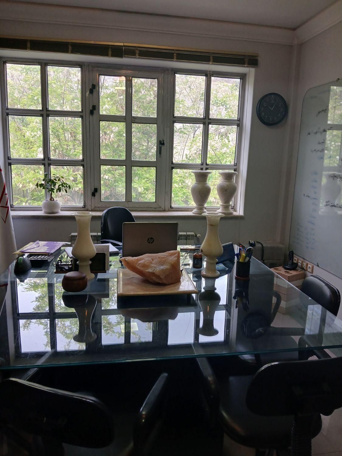 منشی با روابط عمومی بالا