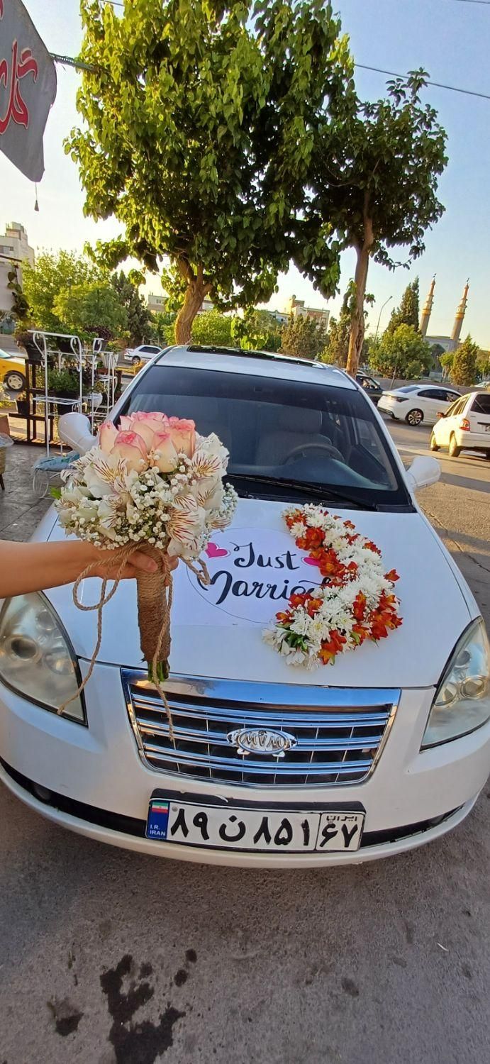 ماشین عروس با دسته گل عروس