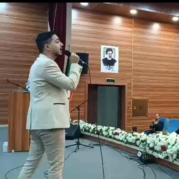 مجری ، خواننده و استند آپ کمدین هستم
