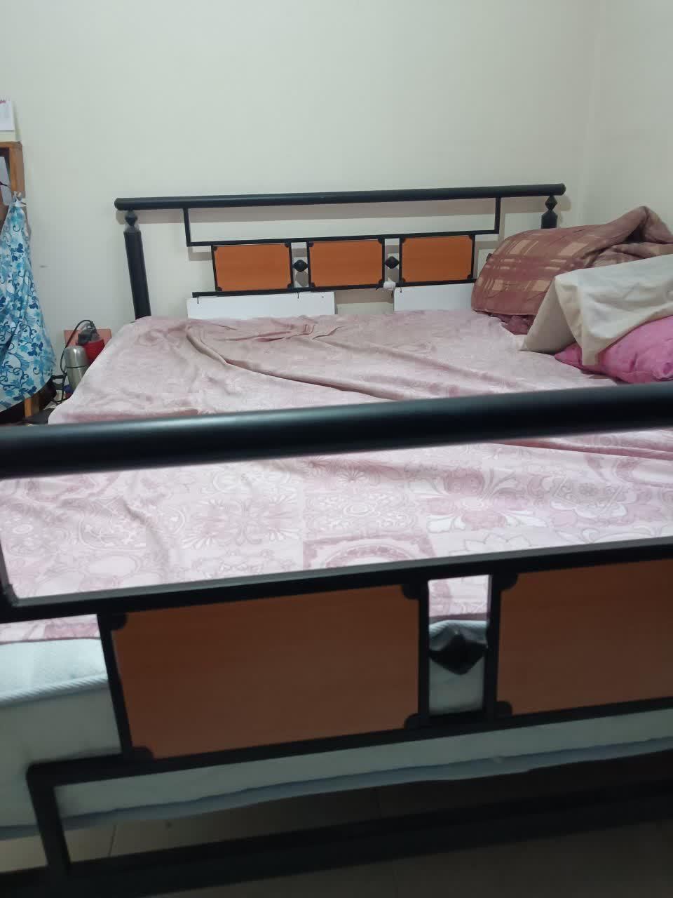 دو عدد تخت دو نفره چوبی و آهنی بدون تشک