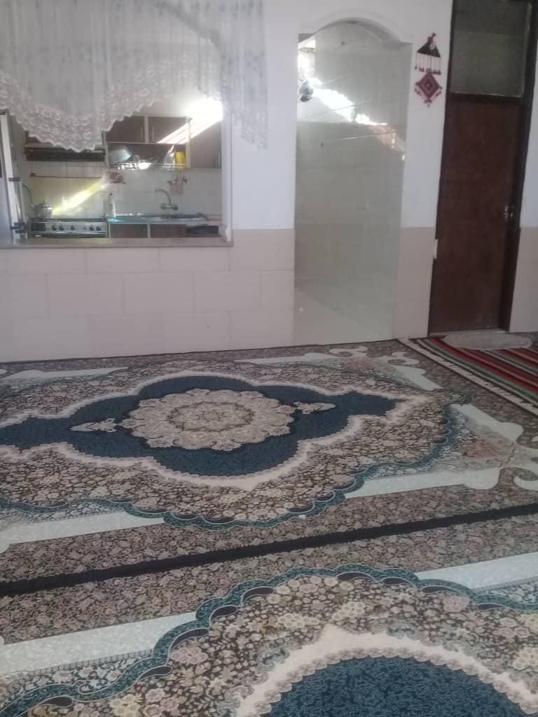 منزل ویلایی ماشین رو کنار خیابان اصلی