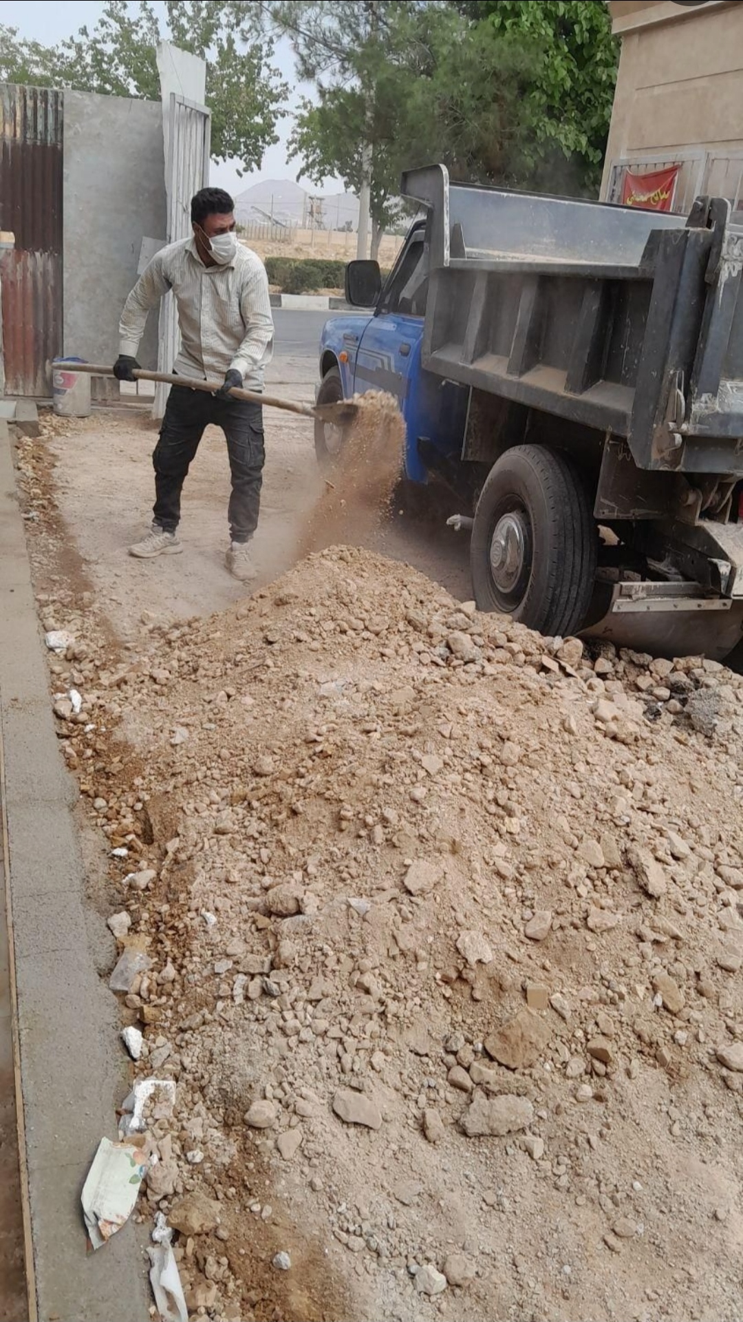 حمل مصالح ساختمانی با کارگر