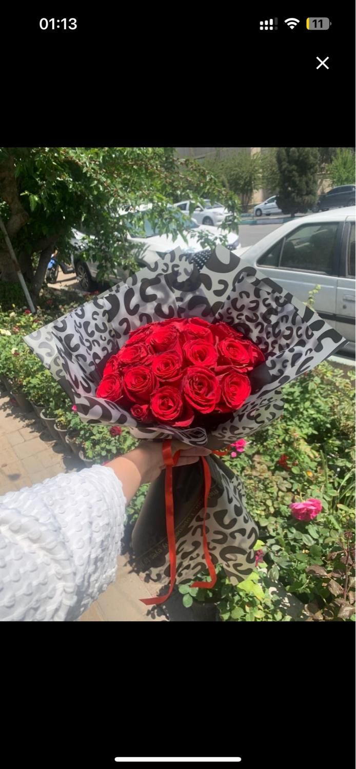 دسته گل رز هلندی با تزیین کاغذ پیچ