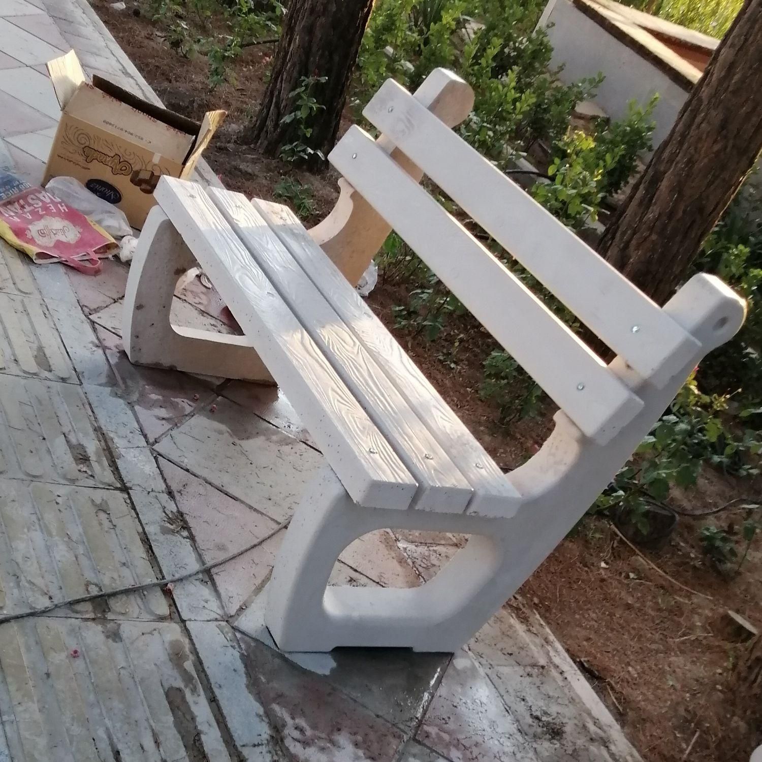 نیمکت پشتی دار
