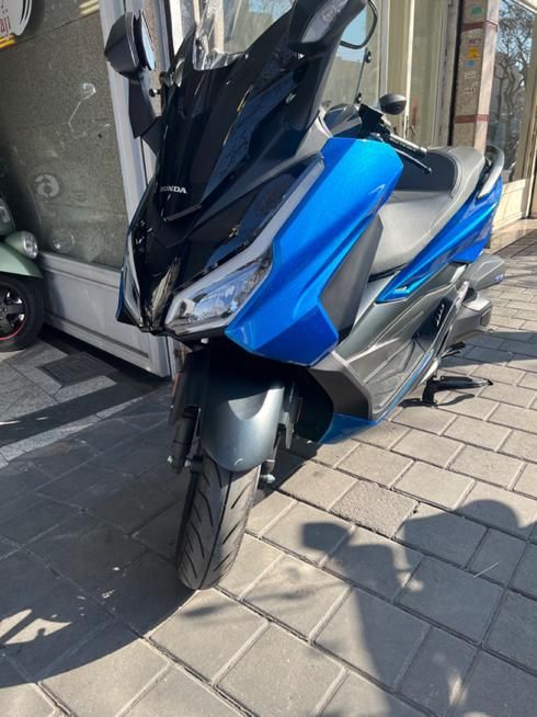 هوندا فرزا ۲۵۰ با سیستم کنترل سرعت و نیون برقی