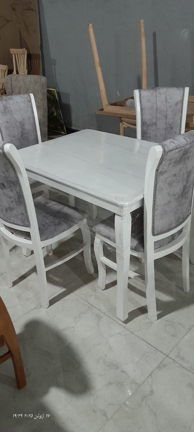 میز نهارخوری پشت پارچه
