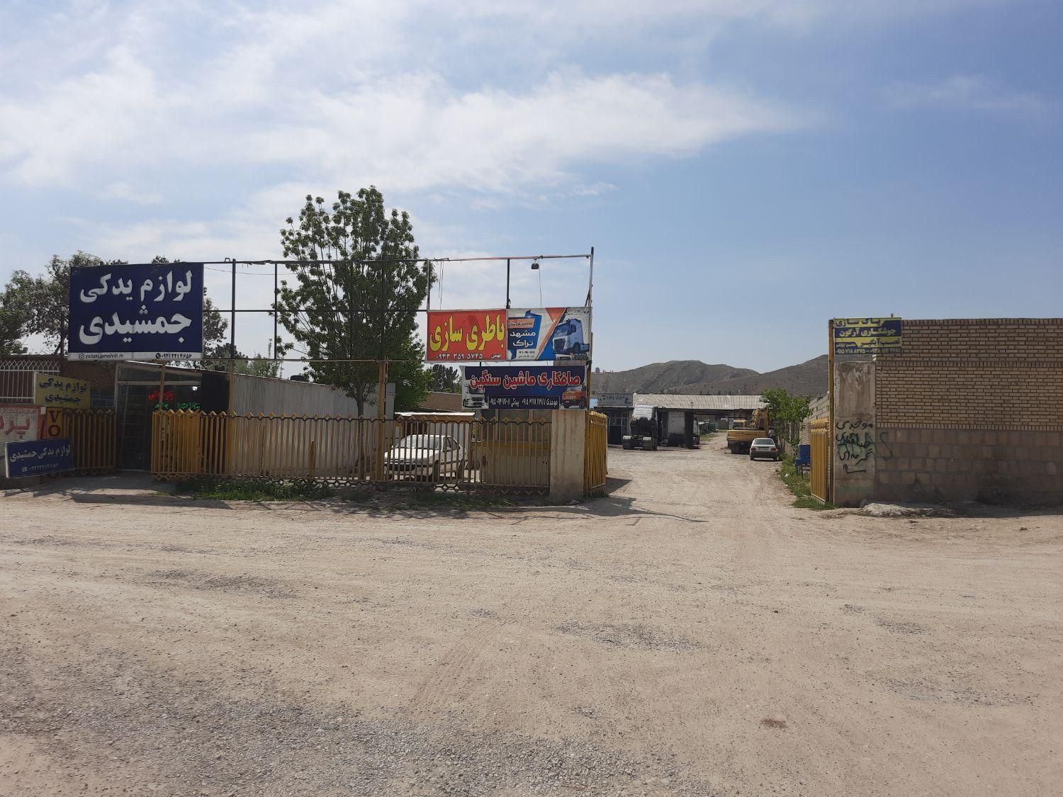 گاراژ ۳۰۰۰متری دارای ۱۰مغازه اجاره داده میشود