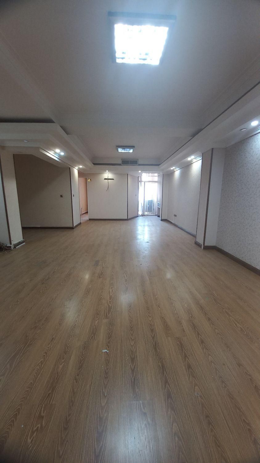 کارشناس و کارگزار   اداری × تجاری