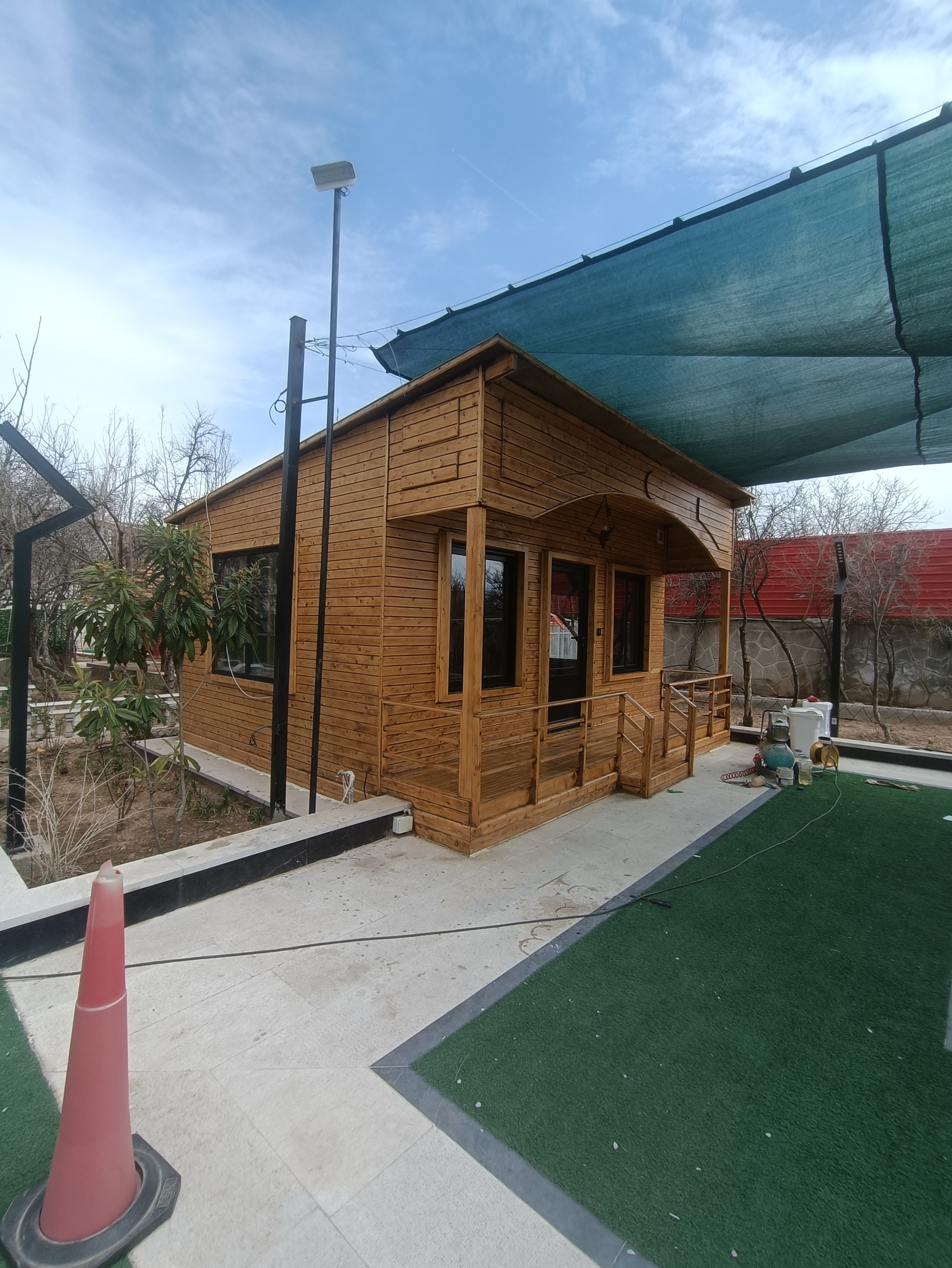 ساخت کلبه چوبی با رنگ نانو ضد اب ضد uv